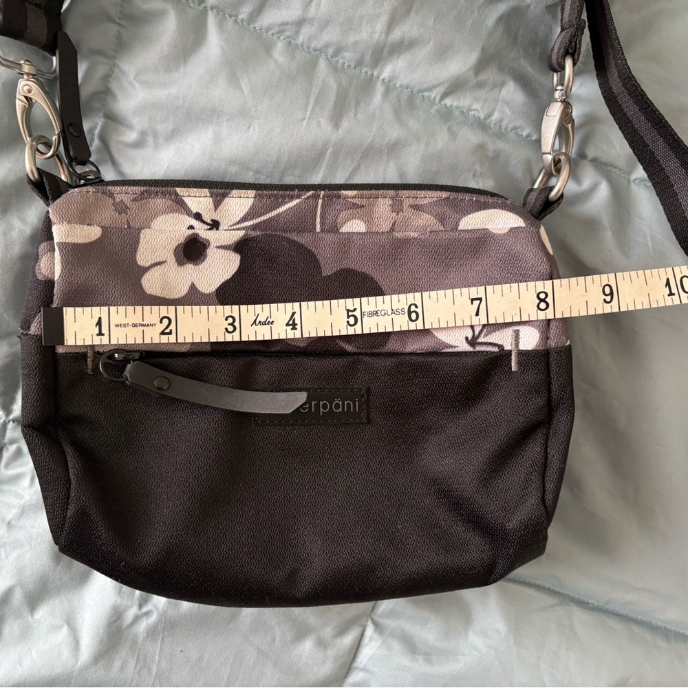 Sherpani Skye crossbody bag - Picture 7 of 10